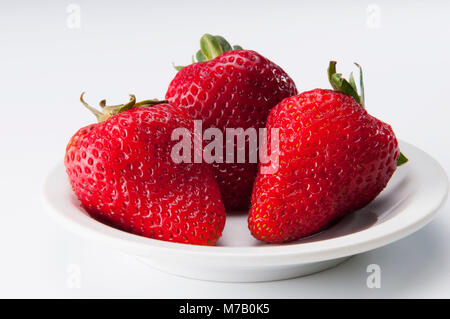 Nahaufnahme von Erdbeeren auf einem Teller Stockfoto