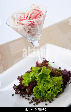 Nahaufnahme eines Tintenfischs cocktail mit Salat und schwarzem Pfeffer Stockfoto