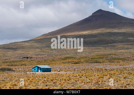 Lonely House in einer Wüste, patagonische Steppe, Cordillera de los Andes, Patagonien, Argentinien Stockfoto