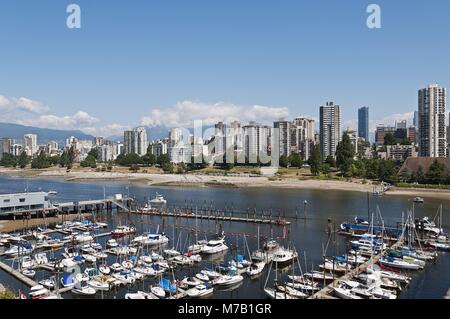 Vancouver, British Columbia, Kanada. 12 Aug, 2011. Eine malerische Sommer Blick von Vancouver der Burrard Bridge. Dieser Blick auf Vancouver dauert in der Burrard Bridge, Civic Marina, eine kanadische Küstenwache Station, am östlichen Rand der English Bay, dem Sunset Beach und die Skyline des West End. (Bild: © bayne Stanley/ZUMApress.com) Stockfoto