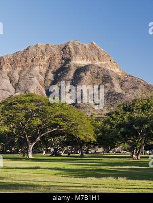 Honolulu, Hawaii, USA. 05 Dez, 2010. Diamond Head, ein tuff Kegel vulkanischen Krater ist einer der bekanntesten natürlichen Sehenswürdigkeiten Hawaii und Waikikis Kulisse. Diese Ansicht ist dem Kapiolani Park. (Bild: © bayne Stanley/ZUMApress.com) Stockfoto