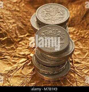 11.04.2011, britisches Geld: einem hohen Winkel Blick auf Britische Pfund Sterling (1 £) Münzen. (Bild: © bayne Stanley/ZUMApress.com) Stockfoto