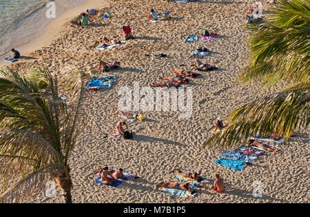 Honolulu, Hawaii, USA. 05 Dez, 2010. Sonnenanbeter, Sans Souci Strand, Honolulu, Hawaii. (Bild: © bayne Stanley/ZUMApress.com) Stockfoto