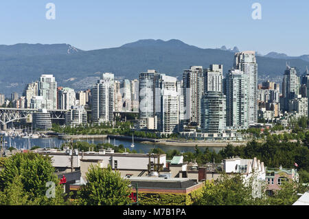 Vancouver, British Columbia, Kanada. 26. Juli 2010. Blick auf die Skyline von Vancouver von der südlichen Seite der False Creek. (Bild: © bayne Stanley/ZUMApress.com) Stockfoto