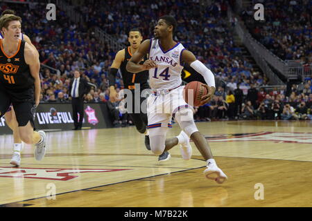 Kansas City, Missouri, USA. 08 Mär, 2018. Kansas Jayhawks guard Malik Newman (14) übernimmt die Kugel während des 2018 Phillips 66 grosse 12 Men's Basketball-EM Viertelfinale Spiel zwischen den Kansas Jayhawks und Oklahoma State Cowboys im Sprint Center in Kansas City, Missouri. Kendall Shaw/CSM/Alamy leben Nachrichten Stockfoto