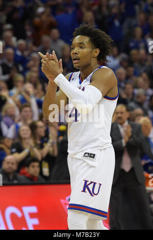 Kansas City, Missouri, USA. 08 Mär, 2018. Kansas Jayhawks guard Devonte" Graham (4) begrüßt die Anstrengungen seiner Jayhawks während der 2018 Phillips 66 grosse 12 Men's Basketball-EM Viertelfinale Spiel zwischen den Kansas Jayhawks und Oklahoma State Cowboys im Sprint Center in Kansas City, Missouri. Kendall Shaw/CSM/Alamy leben Nachrichten Stockfoto