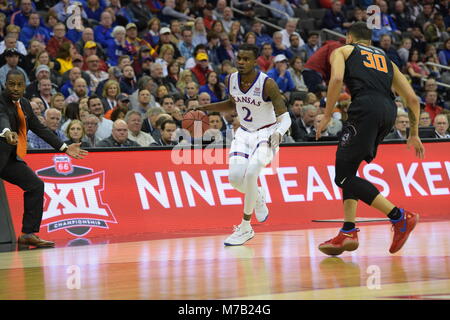 Kansas City, Missouri, USA. 08 Mär, 2018. Kansas Jayhawks guard Lagerald Vick (2) behandelt die Kugel während des 2018 Phillips 66 grosse 12 Men's Basketball-EM Viertelfinale Spiel zwischen den Kansas Jayhawks und Oklahoma State Cowboys im Sprint Center in Kansas City, Missouri. Kendall Shaw/CSM/Alamy leben Nachrichten Stockfoto