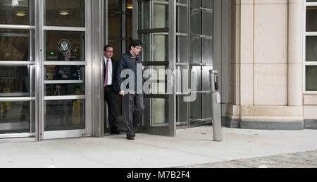 NEW YORK, NY - 26. Januar: (NEW YORK) Martin DAILLIES Shkreli, ehemaliger Chief Executive Officer von Turing Pharmaceuticals LLC, Lächeln beim Beenden des Bundesgerichtshof mit seinem Anwalt, ein Bundesrichter, die planmäßig an der ehemaligen pharmazeutischen Executive versucht, in einem Fall von Betrug am Januar 26, 2017 im Brooklyn Borough von New York Menschen: Martin Shkreli Stockfoto