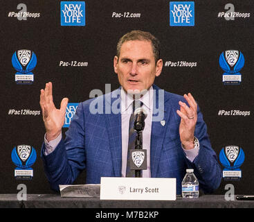 Mar 08 2018 Las Vegas, NV, USA Pac 12 Kommissar Larry Scott. 2019 Pac 12 Women's Basketball wird an der MGM Grand Garden Arena, wo wir den Männern Ereignis spielte vorher gehalten werden, und die 2020-Edition wird im Mandalay Bay, das zufällig auch der Schauplatz für eine WNBA-Franchise, das war einer der Gründe, warum wir uns über Las Vegas sind begeistert sein werden. Sie haben ein Engagement für die Frauen Basketball mit dem WNBA. Und ich brauche nicht zu sagen, eine Menge aufregende Dinge, die hier in der Welt des Sports und der Unterhaltung. Herr Kommissar Larry Scott während der NCAA Pac 12 Men's Basketball Turnier am T Stockfoto