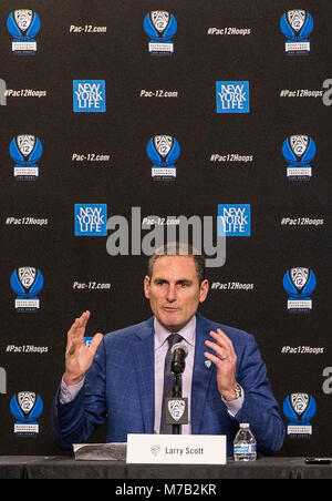 Mar 08 2018 Las Vegas, NV, USA Pac 12 Kommissar Larry Scott. 2019 Pac 12 Women's Basketball wird an der MGM Grand Garden Arena, wo wir den Männern Ereignis spielte vorher gehalten werden, und die 2020-Edition wird im Mandalay Bay, das zufällig auch der Schauplatz für eine WNBA-Franchise, das war einer der Gründe, warum wir uns über Las Vegas sind begeistert sein werden. Sie haben ein Engagement für die Frauen Basketball mit dem WNBA. Und ich brauche nicht zu sagen, eine Menge aufregende Dinge, die hier in der Welt des Sports und der Unterhaltung. Herr Kommissar Larry Scott während der NCAA Pac 12 Men's Basketball Turnier am T Stockfoto