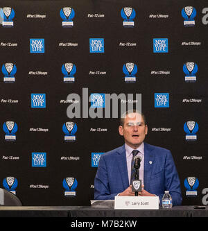 Mar 08 2018 Las Vegas, NV, USA Pac 12 Kommissar Larry Scott. 2019 Pac 12 Women's Basketball wird an der MGM Grand Garden Arena, wo wir den Männern Ereignis spielte vorher gehalten werden, und die 2020-Edition wird im Mandalay Bay, das zufällig auch der Schauplatz für eine WNBA-Franchise, das war einer der Gründe, warum wir uns über Las Vegas sind begeistert sein werden. Sie haben ein Engagement für die Frauen Basketball mit dem WNBA. Und ich brauche nicht zu sagen, eine Menge aufregende Dinge, die hier in der Welt des Sports und der Unterhaltung. Herr Kommissar Larry Scott während der NCAA Pac 12 Men's Basketball Turnier am T Stockfoto