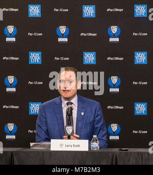 Mar 08 2018 Las Vegas, NV, USA Pac 12 Kommissar Larry Scott. 2019 Pac 12 Women's Basketball wird an der MGM Grand Garden Arena, wo wir den Männern Ereignis spielte vorher gehalten werden, und die 2020-Edition wird im Mandalay Bay, das zufällig auch der Schauplatz für eine WNBA-Franchise, das war einer der Gründe, warum wir uns über Las Vegas sind begeistert sein werden. Sie haben ein Engagement für die Frauen Basketball mit dem WNBA. Und ich brauche nicht zu sagen, eine Menge aufregende Dinge, die hier in der Welt des Sports und der Unterhaltung. Herr Kommissar Larry Scott während der NCAA Pac 12 Men's Basketball Turnier am T Stockfoto