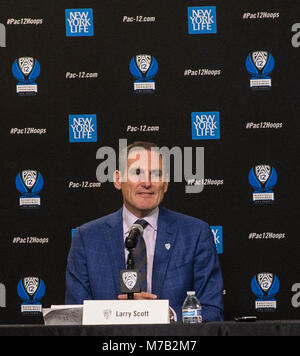 Mar 08 2018 Las Vegas, NV, USA Pac 12 Kommissar Larry Scott. 2019 Pac 12 Women's Basketball wird an der MGM Grand Garden Arena, wo wir den Männern Ereignis spielte vorher gehalten werden, und die 2020-Edition wird im Mandalay Bay, das zufällig auch der Schauplatz für eine WNBA-Franchise, das war einer der Gründe, warum wir uns über Las Vegas sind begeistert sein werden. Sie haben ein Engagement für die Frauen Basketball mit dem WNBA. Und ich brauche nicht zu sagen, eine Menge aufregende Dinge, die hier in der Welt des Sports und der Unterhaltung. Herr Kommissar Larry Scott während der NCAA Pac 12 Men's Basketball Turnier am T Stockfoto