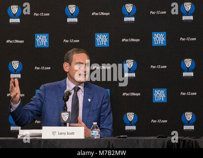 Mar 08 2018 Las Vegas, NV, USA Pac 12 Kommissar Larry Scott. 2019 Pac 12 Women's Basketball wird an der MGM Grand Garden Arena, wo wir den Männern Ereignis spielte vorher gehalten werden, und die 2020-Edition wird im Mandalay Bay, das zufällig auch der Schauplatz für eine WNBA-Franchise, das war einer der Gründe, warum wir uns über Las Vegas sind begeistert sein werden. Sie haben ein Engagement für die Frauen Basketball mit dem WNBA. Und ich brauche nicht zu sagen, eine Menge aufregende Dinge, die hier in der Welt des Sports und der Unterhaltung. Herr Kommissar Larry Scott während der NCAA Pac 12 Men's Basketball Turnier am T Stockfoto