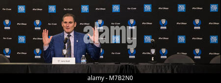 Mar 08 2018 Las Vegas, NV, USA Pac 12 Kommissar Larry Scott. 2019 Pac 12 Women's Basketball wird an der MGM Grand Garden Arena, wo wir den Männern Ereignis spielte vorher gehalten werden, und die 2020-Edition wird im Mandalay Bay, das zufällig auch der Schauplatz für eine WNBA-Franchise, das war einer der Gründe, warum wir uns über Las Vegas sind begeistert sein werden. Sie haben ein Engagement für die Frauen Basketball mit dem WNBA. Und ich brauche nicht zu sagen, eine Menge aufregende Dinge, die hier in der Welt des Sports und der Unterhaltung. Herr Kommissar Larry Scott während der NCAA Pac 12 Men's Basketball Turnier am T Stockfoto
