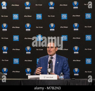 Mar 08 2018 Las Vegas, NV, USA Pac 12 Kommissar Larry Scott. 2019 Pac 12 Women's Basketball wird an der MGM Grand Garden Arena, wo wir den Männern Ereignis spielte vorher gehalten werden, und die 2020-Edition wird im Mandalay Bay, das zufällig auch der Schauplatz für eine WNBA-Franchise, das war einer der Gründe, warum wir uns über Las Vegas sind begeistert sein werden. Sie haben ein Engagement für die Frauen Basketball mit dem WNBA. Und ich brauche nicht zu sagen, eine Menge aufregende Dinge, die hier in der Welt des Sports und der Unterhaltung. Herr Kommissar Larry Scott während der NCAA Pac 12 Men's Basketball Turnier am T Stockfoto