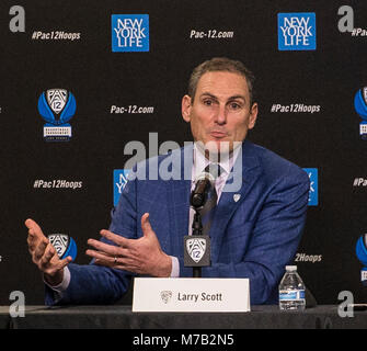 Mar 08 2018 Las Vegas, NV, USA Pac 12 Kommissar Larry Scott. 2019 Pac 12 Women's Basketball wird an der MGM Grand Garden Arena, wo wir den Männern Ereignis spielte vorher gehalten werden, und die 2020-Edition wird im Mandalay Bay, das zufällig auch der Schauplatz für eine WNBA-Franchise, das war einer der Gründe, warum wir uns über Las Vegas sind begeistert sein werden. Sie haben ein Engagement für die Frauen Basketball mit dem WNBA. Und ich brauche nicht zu sagen, eine Menge aufregende Dinge, die hier in der Welt des Sports und der Unterhaltung. Herr Kommissar Larry Scott während der NCAA Pac 12 Men's Basketball Turnier am T Stockfoto