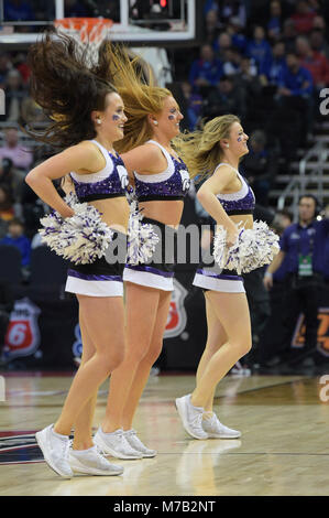 Kansas City, Missouri, USA. 08 Mär, 2018. Kansas State Wildcats bei Timeout bei der 2018 Phillips 66 grosse 12 Men's Basketball-EM Viertelfinale Spiel zwischen den Kansas Jayhawks und Oklahoma State Cowboys im Sprint Center in Kansas City, Missouri unterhalten. Kendall Shaw/CSM/Alamy leben Nachrichten Stockfoto