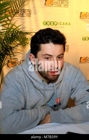 Atlantic City, NJ, USA. 9 Mär, 2018. Die Veredelung mit über 14.000 Yards, 129 Touchdowns, Oklahoma Quarterback, Bäcker Mayfield ist der Gewinner des Maxwell Award für Top's College football player sorgt sich die Maxwell Football Club Gala Pressekonferenz am Freitag, den 9. März 2018 im Tropicana Atlantic City, NJ Credit: Donald Kravitz/ZUMA Draht/Alamy Leben Nachrichten gehalten Stockfoto