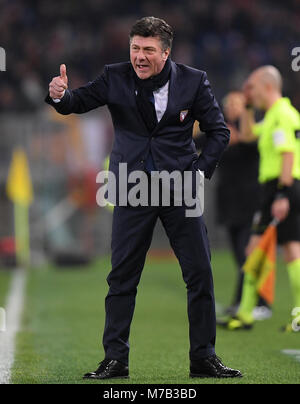 Rom, Italien. 9 Mär, 2018. Die Torino Leiter Trainer Walter Mazzarri Gesten während einer Serie ein Fußballspiel zwischen Roma und Torino in Rom, Italien, 9. März 2018. Roma gewann 3-0. Credit: Alberto Lingria/Xinhua/Alamy leben Nachrichten Stockfoto