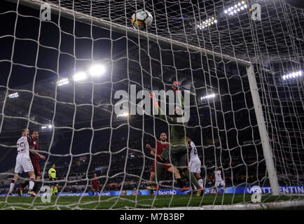 Rom, Italien. 9 Mär, 2018. Roma's Kostas Manolas Kerben das erste Ziel während einer Serie ein Fußballspiel zwischen Roma und Torino in Rom, Italien, 9. März 2018. Roma gewann 3-0. Credit: Alberto Lingria/Xinhua/Alamy leben Nachrichten Stockfoto