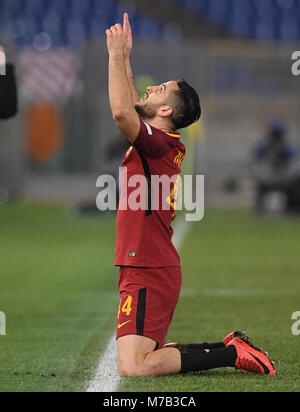 Rom, Italien. 9 Mär, 2018. Roma's Kostas Manolas feiert nach zählen während einer Serie ein Fußballspiel zwischen Roma und Torino in Rom, Italien, 9. März 2018. Roma gewann 3-0. Credit: Alberto Lingria/Xinhua/Alamy leben Nachrichten Stockfoto