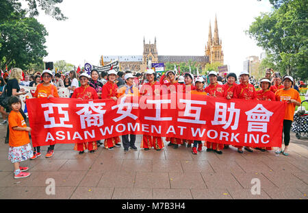 Sydney, Australien. 10. März 2018. Die Teilnehmer im März die Sydneys internationalen Frauen und Rally im Hyde Park mit St Mary's Kathedrale im Hintergrund, Sydney, Australien Stockfoto