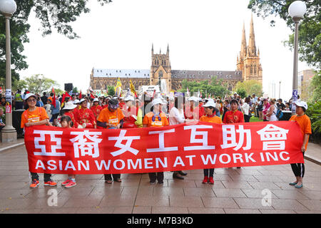 Sydney, Australien. 10. März 2018. Teilnehmer aus Asiatische Frauen bei der Arbeit im März die Sydneys internationalen Frauen und Rally im Hyde Park mit St Mary's Kathedrale im Hintergrund, Sydney, Australien Stockfoto