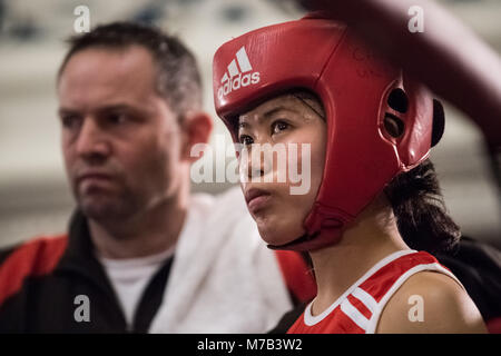 Oxford, UK. 9. März, 2018. Claudia Tam (Rot, Cambs) Frauen Boxer konkurrieren in Oxford gegen Cambridge. 111 Varsity Boxkampf in Oxford Rathaus. Credit: Guy Corbishley/Alamy leben Nachrichten Stockfoto