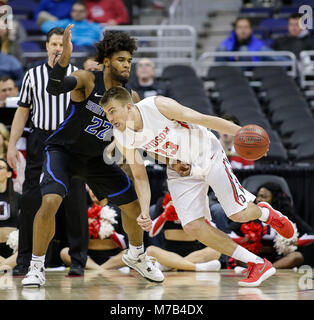 März 9, 2018: Davidson Wildkatzen F#23 Peyton Aldridge Herausforderungen Saint Louis Billikens F#22 Hasahn Französisch während einer 10-Europameisterschaft Männer Basketball Spiel zwischen den Davidson Wildkatzen und der Saint Louis Billikens in der Hauptstadt eine Arena, in Washington, DC, Justin Cooper/CSM Stockfoto