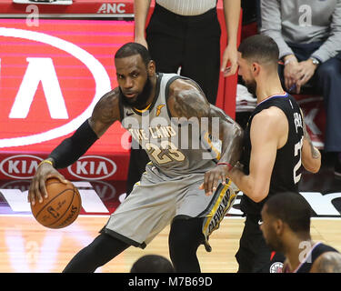 Los Angeles, CA, USA. 9 Mär, 2018. Cleveland Kavaliere vorwärts LeBron James (23) dreht auf LA Clippers guard Austin Flüsse (25) Während die Cleveland Cavaliers vs Los Angeles Clippers at Staples Center am 9. März 2018. (Foto durch Jevone Moore) Credit: Csm/Alamy leben Nachrichten Stockfoto