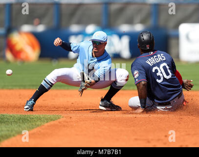 Port Charlotte, Florida, USA. 9 Mär, 2018. WILLY ADAMES der Tampa Bay Rays ist erfolglos in tagging Kenny Vargas (30) der Minnesota Twins, während des vierten Inning gegen die Minnesota Twins in Charlotte Sports Park. Credit: Monica Herndon/Tampa Bay Zeiten/ZUMA Draht/Alamy leben Nachrichten Stockfoto