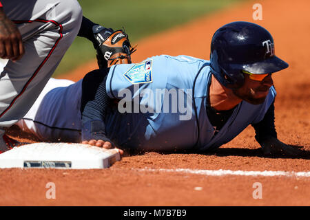 Port Charlotte, Florida, USA. 9 Mär, 2018. MONICA HERNDON | Zeiten. Kevin Kiermaier (39) der Tampa Bay Rays zunächst im vierten Inning gegen die Minnesota Twins am 9. März 2018 Sicher ist in Charlotte Sports Park in Port Charlotte, Fla. Credit: Monica Herndon/Tampa Bay Zeiten/ZUMA Draht/Alamy leben Nachrichten Stockfoto