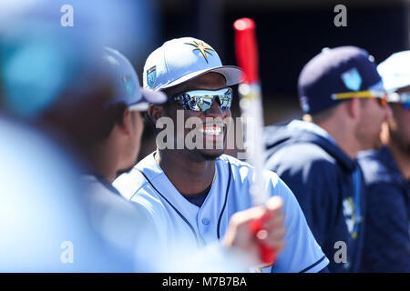 Port Charlotte, Florida, USA. 9 Mär, 2018. MONICA HERNDON | Zeiten. Lucius Fox lacht im dugout zwischen Innings im Spiel gegen die Minnesota Twins am 9. März 2018 in Charlotte Sports Park in Port Charlotte, Fla. Credit: Monica Herndon/Tampa Bay Zeiten/ZUMA Draht/Alamy leben Nachrichten Stockfoto