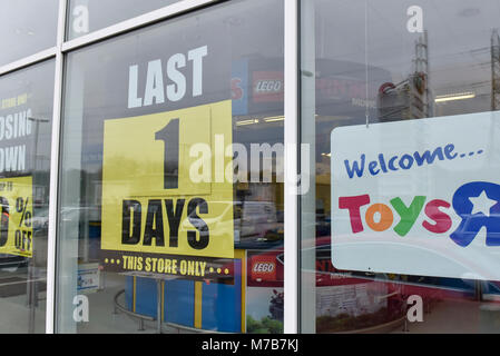 London, Großbritannien. 10. März 2018. Der Toys R Us store in Watford ist am letzten Tag des Geschäfts gesehen. Die watford Speicher ist einer von 26 Stores in der Toys R Us Portfolio schließen als Administrator Moorfields der Abwicklung Prozess behandelt folgende Zusammenbruch des Unternehmens. Credit: Stephen Chung/Alamy leben Nachrichten Stockfoto