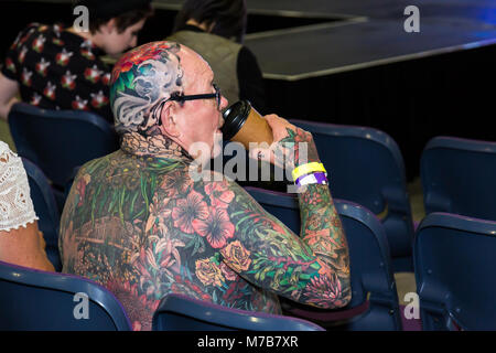 Ein Mann entspannt sich mit einem Kaffee an der australischen Tattoo Expo, International Convention Centre, Darling Harbour, Sydney. Diese Veranstaltung stellt die Kultur des Körpers Tinte und fördert auch die Fähigkeiten der weltbekannte Künstler in Australien und auf der ganzen Welt. Credit: Paul Lovelace/Alamy leben Nachrichten Stockfoto