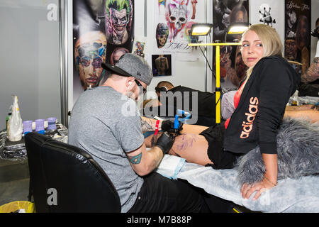 Eine junge Frau, Tattoos an der australischen Tattoo Expo, International Convention Centre, Darling Harbour, Sydney. Diese Veranstaltung stellt die Kultur des Körpers Tinte und fördert auch die Fähigkeiten der weltbekannte Künstler in Australien und auf der ganzen Welt. Credit: Paul Lovelace/Alamy leben Nachrichten Stockfoto