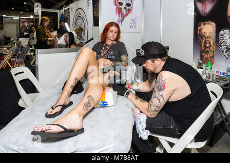 Eine junge Frau, Tattoos an der australischen Tattoo Expo, International Convention Centre, Darling Harbour, Sydney. Diese Veranstaltung stellt die Kultur des Körpers Tinte und fördert auch die Fähigkeiten der weltbekannte Künstler in Australien und auf der ganzen Welt. Credit: Paul Lovelace/Alamy leben Nachrichten Stockfoto