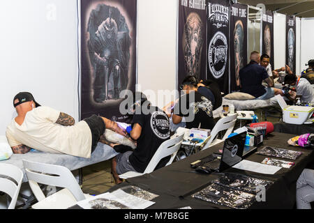 Männer, die ihre Tätowierungen an den australischen Tattoo Expo, International Convention Centre, Darling Harbour, Sydney. Diese Veranstaltung stellt die Kultur des Körpers Tinte und fördert auch die Fähigkeiten der weltbekannte Künstler in Australien und um die Welt. Credit: Paul Lovelace/Alamy leben Nachrichten Stockfoto