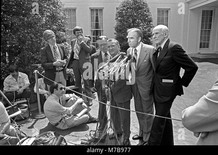 Die Mitglieder des Kongresses, von Links nach Rechts, United States Vertreter William Broomfield (Republikaner von Michigan); US-Vertreter Clement Zablocki (Demokrat von Wisconsin); US-Vertreter Jim Wright (Demokrat von Texas); und US-Senator Alan Cranston (Demokrat aus Kalifornien) Sprechen mit Reportern an das Weiße Haus in Washington, DC, nach einem Treffen mit US-Präsident Jimmy Carter am 24. April 1980. Credit: Benjamin E. 'Gene' Forte/CNP - KEINE LEITUNG SERVICE - Foto: Benjamin E. 'Gene' Forte/konsolidierte News Fotos/Benjamin E. 'Gene' Forte - CNP Stockfoto