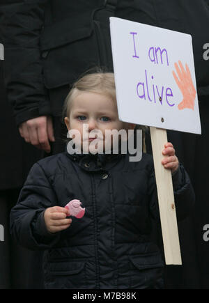 Dublin, Irland. 10 Mär, 2018. Anti Abtreibung Rallye, Dublin, Irland. Pro Life Aktivisten versammeln sich auf Parnell Square in Dublin heute, vor der überschrift nach Leinster House (Zähler/Parlament) für eine Massenkundgebung auf der Straße. Zehntausende sind auf der Kundgebung, die im Gegensatz zu den irischen Regierungen Vorschlag einer Volksabstimmung zur Aufhebung der acht Änderung der Verfassung, in der die Abtreibung verbietet und es mit einem Gesetz ersetzen würde, würde schwangere Frauen Abtreibung Dienste zugreifen zu halten, erwartet. Foto: Sam Boal/RollingNews. ie Credit: RollingNews.ie/Alamy leben Nachrichten Stockfoto