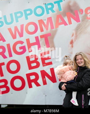 Dublin, Irland. 10 Mär, 2018. Anti Abtreibung Rallye, Dublin, Irland. Pro Life Aktivisten versammeln sich auf Parnell Square in Dublin heute, vor der überschrift nach Leinster House (Zähler/Parlament) für eine Massenkundgebung auf der Straße. Zehntausende sind auf der Kundgebung, die im Gegensatz zu den irischen Regierungen Vorschlag einer Volksabstimmung zur Aufhebung der acht Änderung der Verfassung, in der die Abtreibung verbietet und es mit einem Gesetz ersetzen würde, würde schwangere Frauen Abtreibung Dienste zugreifen zu halten, erwartet. Foto: Sam Boal/RollingNews. ie Credit: RollingNews.ie/Alamy leben Nachrichten Stockfoto