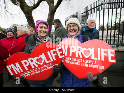 Dublin, Irland. 10 Mär, 2018. Anti Abtreibung Rallye, Dublin, Irland. Pro Life Aktivisten versammeln sich auf Parnell Square in Dublin heute, vor der überschrift nach Leinster House (Zähler/Parlament) für eine Massenkundgebung auf der Straße. Zehntausende sind auf der Kundgebung, die im Gegensatz zu den irischen Regierungen Vorschlag einer Volksabstimmung zur Aufhebung der acht Änderung der Verfassung, in der die Abtreibung verbietet und es mit einem Gesetz ersetzen würde, würde schwangere Frauen Abtreibung Dienste zugreifen zu halten, erwartet. Foto: Sam Boal/RollingNews. ie Credit: RollingNews.ie/Alamy leben Nachrichten Stockfoto