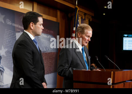 Washington, USA. 07 Mär, 2018. Us-Senator Bill Nelson, Demokrat von Florida, spricht während einer Pressekonferenz neue Pistole Gewaltprävention Rechtsvorschriften einzuführen. Credit: Alex Edelman/CNP - KEINE LEITUNG SERVICE-Credit: Alex Edelman/konsolidierte News Fotos/Alex Edelman-CNP/dpa/Alamy leben Nachrichten Stockfoto