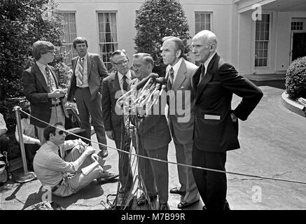 Die Mitglieder des Kongresses, von Links nach Rechts, United States Vertreter William Broomfield (Republikaner von Michigan); US-Vertreter Clement Zablocki (Demokrat von Wisconsin); US-Vertreter Jim Wright (Demokrat von Texas); und US-Senator Alan Cranston (Demokrat aus Kalifornien) Sprechen mit Reportern an das Weiße Haus in Washington, DC, nach einem Treffen mit US-Präsident Jimmy Carter am 24. April 1980. Credit: Benjamin E. 'Gene' Forte/CNP - KEINE LEITUNG SERVICE - Foto: Benjamin E. 'Gene' Forte/konsolidierte News Fotos/Benjamin E. 'Gene' Forte - CNP Stockfoto