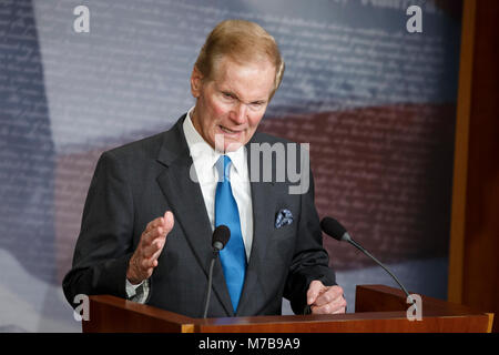 Washington, USA. 07 Mär, 2018. Us-Senator Bill Nelson, Demokrat von Florida, spricht während einer Pressekonferenz neue Pistole Gewaltprävention Rechtsvorschriften einzuführen. Credit: Alex Edelman/CNP - KEINE LEITUNG SERVICE-Credit: Alex Edelman/konsolidierte News Fotos/Alex Edelman-CNP/dpa/Alamy leben Nachrichten Stockfoto