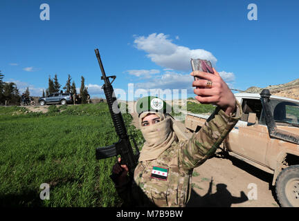 Afrin. 10 Mär, 2018. Ein Türkisches - unterstützt Freie Syrische Armee Frau Kämpfer selfies nimmt in Afrin, im Norden Syrien, am 9. März 2018. Die türkischen Truppen und Verbündete Syrische Rebellen waren 4 km nordöstlich der Kurdischen - afrin Stadt im Norden von Syrien, ein Monitor Group am Samstag berichtet gesteuert. Quelle: Xinhua/Alamy leben Nachrichten Stockfoto