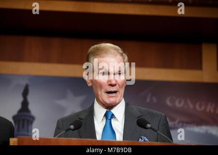 Washington, USA. 07 Mär, 2018. Us-Senator Bill Nelson, Demokrat von Florida, spricht während einer Pressekonferenz neue Pistole Gewaltprävention Rechtsvorschriften einzuführen. Credit: Alex Edelman/CNP - KEINE LEITUNG SERVICE-Credit: Alex Edelman/konsolidierte News Fotos/Alex Edelman-CNP/dpa/Alamy leben Nachrichten Stockfoto