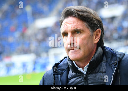 10 März 2018, Sinsheim, Deutschland: Bundesliga, TSG 1899 Hoffenheim gegen VfL Wolfsburg in der Rhein-Neckar-Arena. Wolfsburg Trainer Bruno Labbadia kommt in das Stadion. Foto: Uwe Anspach/dpa - WICHTIGER HINWEIS: Aufgrund der Akkreditierungsbestimmungen der DFL ist Sterben Publikation und Weiterverwertung im Internet und in Online-Medien 5/6 des Spiels in insgesamt fünfzehn Bilder pro Spiel begrenzt. Stockfoto