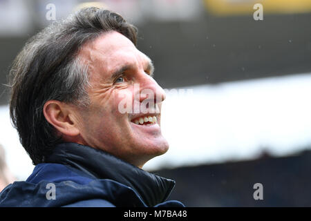 10 März 2018, Sinsheim, Deutschland: Bundesliga, TSG 1899 Hoffenheim gegen VfL Wolfsburg in der Rhein-Neckar-Arena. Wolfsburg Trainer Bruno Labbadia kommt in das Stadion. Foto: Uwe Anspach/dpa - WICHTIGER HINWEIS: Aufgrund der Akkreditierungsbestimmungen der DFL ist Sterben Publikation und Weiterverwertung im Internet und in Online-Medien 5/6 des Spiels in insgesamt fünfzehn Bilder pro Spiel begrenzt. Stockfoto